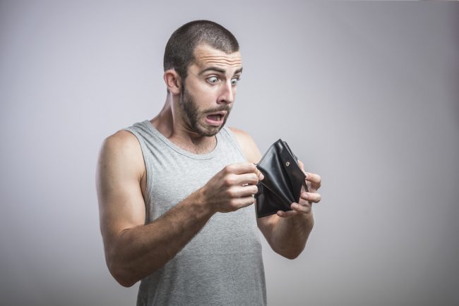 Best minimalist wallet - man looking in wallet